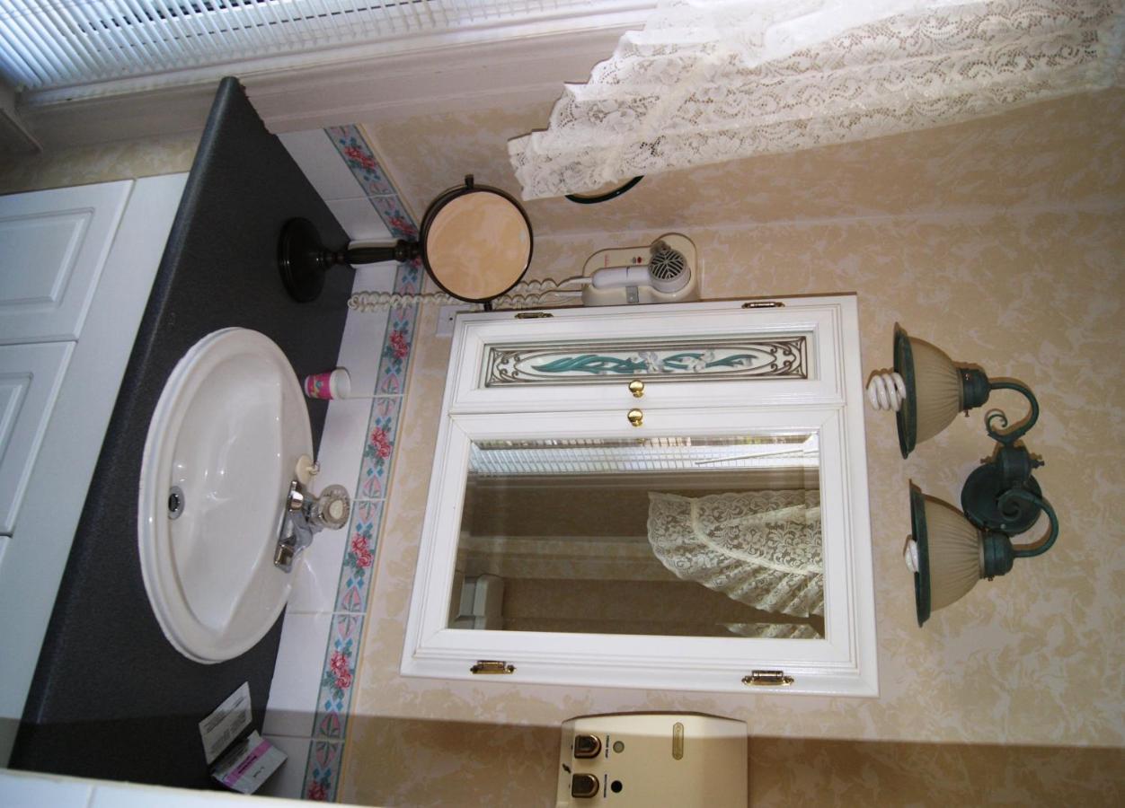 Ye Olde Walkerville Bed & Breakfast Уиндзор Екстериор снимка
