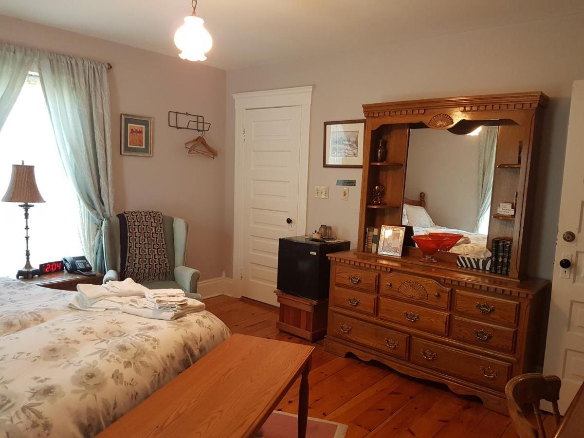 Ye Olde Walkerville Bed & Breakfast Уиндзор Екстериор снимка