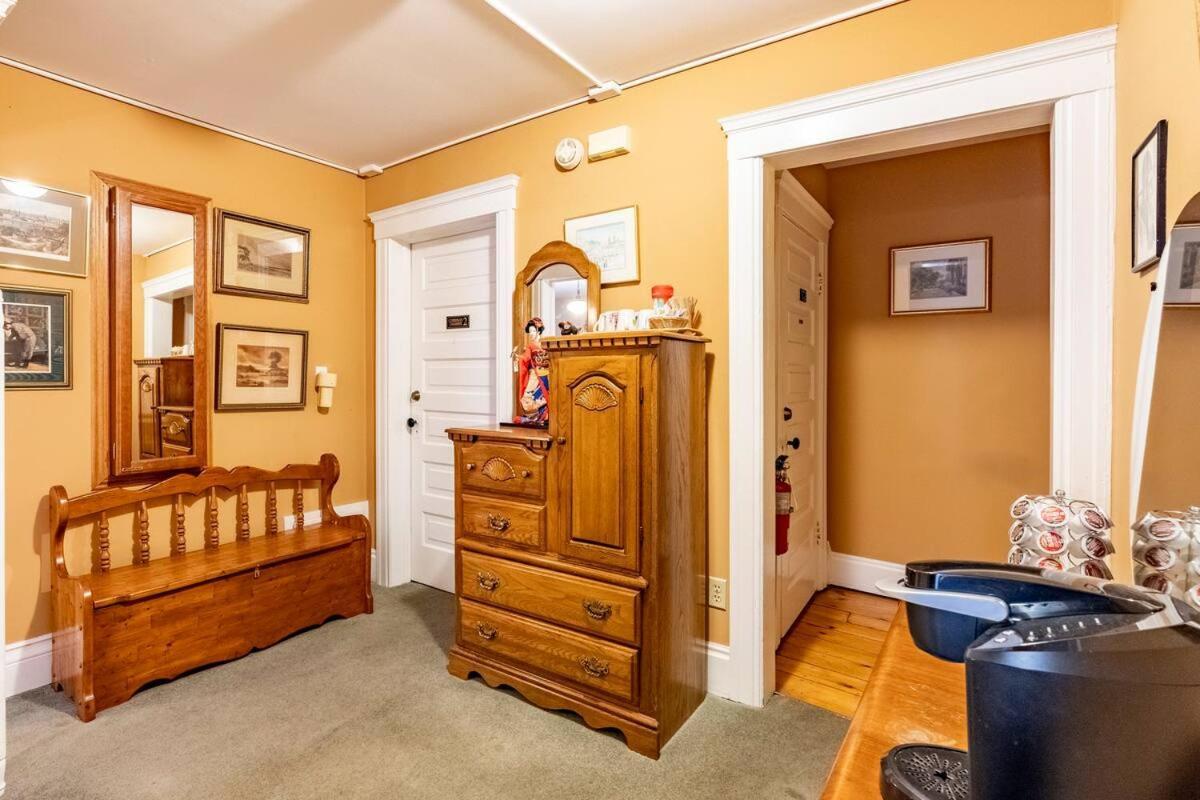 Ye Olde Walkerville Bed & Breakfast Уиндзор Екстериор снимка