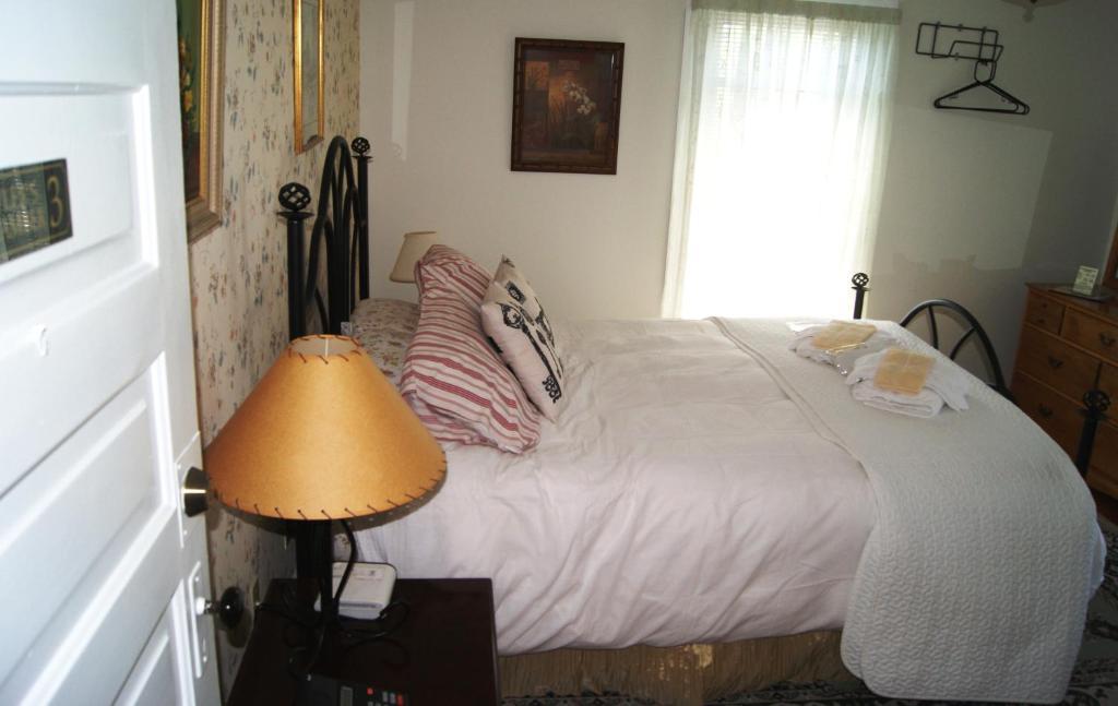 Ye Olde Walkerville Bed & Breakfast Уиндзор Стая снимка