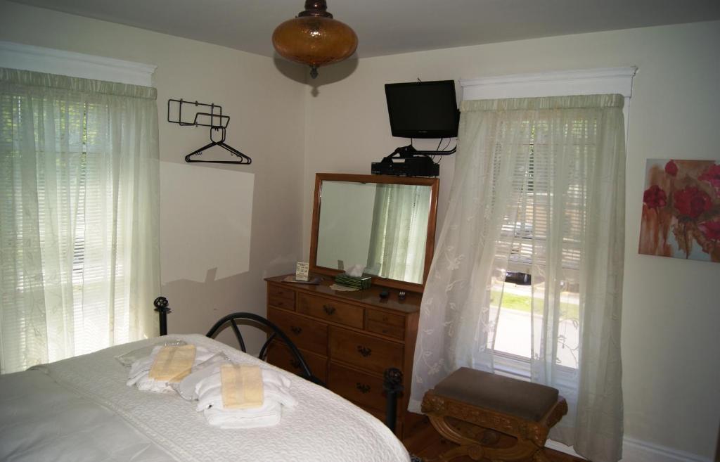 Ye Olde Walkerville Bed & Breakfast Уиндзор Стая снимка