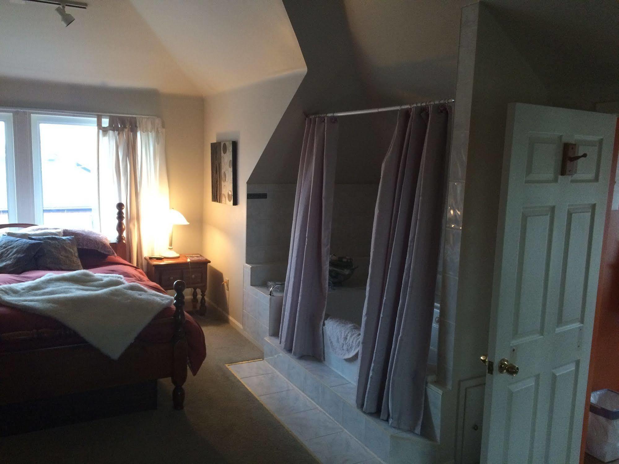 Ye Olde Walkerville Bed & Breakfast Уиндзор Екстериор снимка
